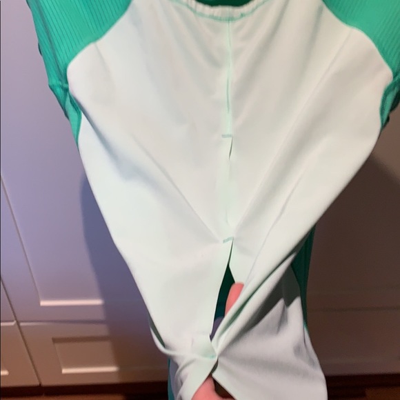 Lululemon sz6 Tshirt - Picture 4 of 4